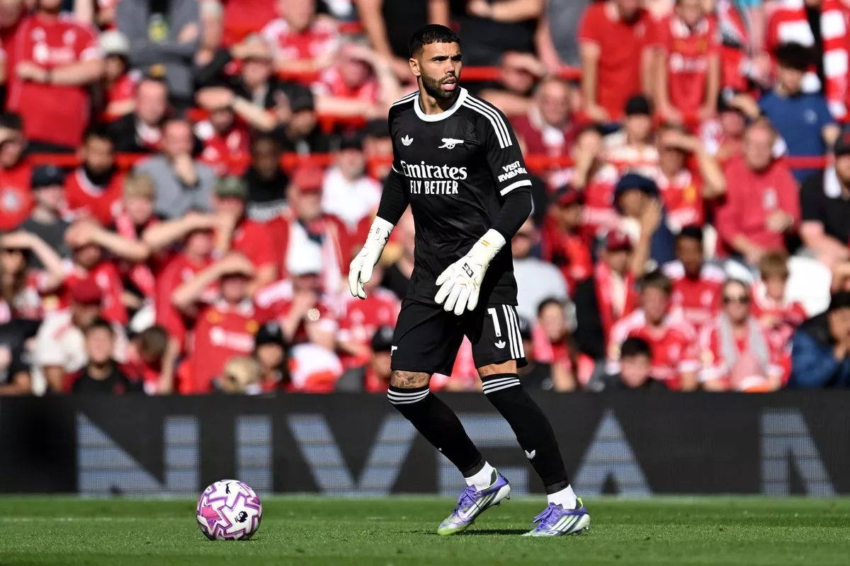 内维尔：我曾向曼联推荐大卫·拉亚但因脚法问题被拒绝